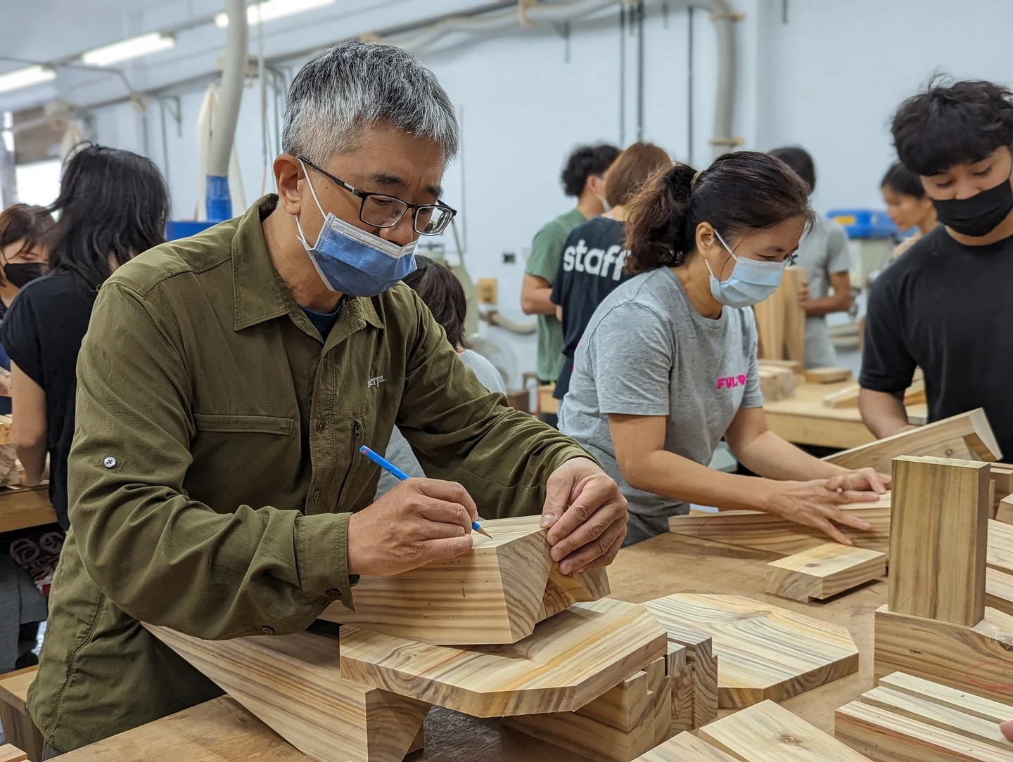 成年学员在社区木工课程中练习木作实操